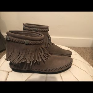 Minnetonka suede zip single fringe ankle boot grey